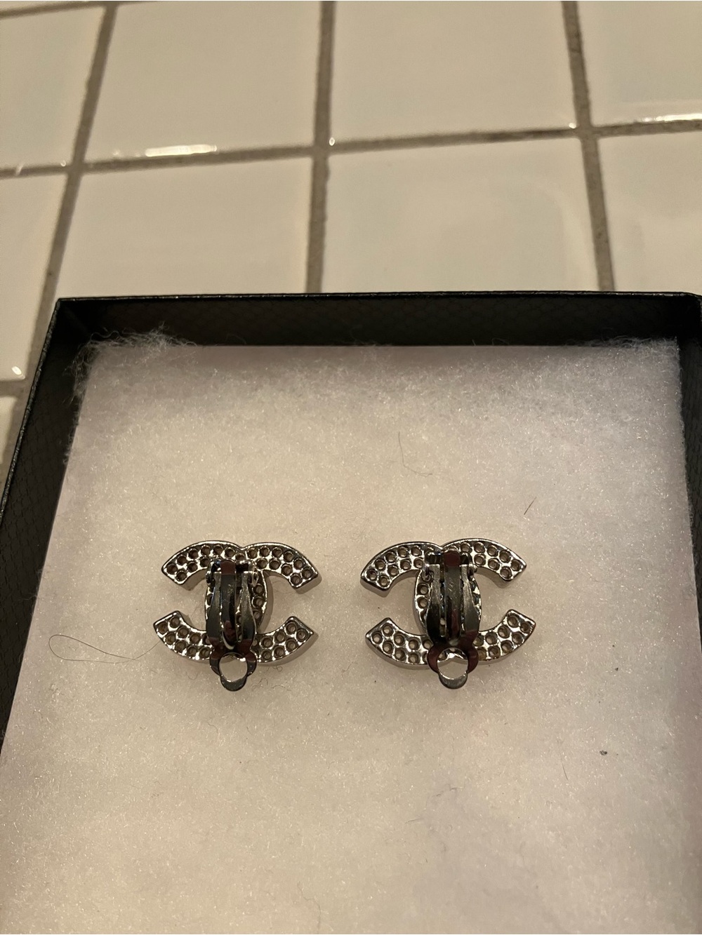CHANEL AUTHENTIC CLIP ON EARRINGS IN BEAUTIFUL CONDITION! - Picture 4 of 9